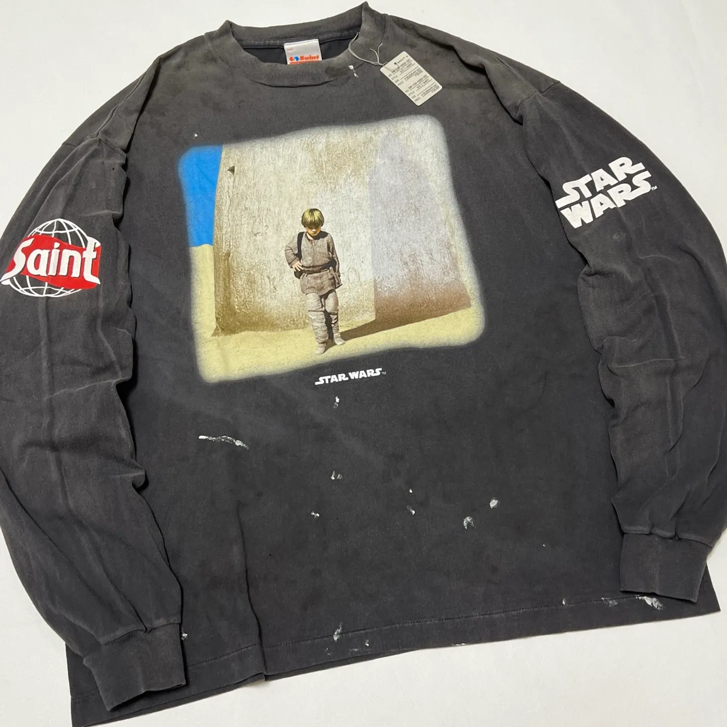 SAINT Mxxxxxx × STAR WARS SW_LS TEE /DARTHVADER/BLK Star Wars co-branded model Darth Vader/Anakin Skywalker distressed long sleeves washed black S-XL The print comes from "Anakin Skywalker" in "STAR WARS Episode I/The Phantom Menace" The impressive poster visual and the design of "Darth Vader" printed on the back The entire garment is hand-processed with dirt, washed with water, and printed with a distressed feel, which perfectly interprets the artistic specialty of NEW VINTAGE. In addition, the original co-branded main mark/wash mark/little angel anti-counterfeiting mark can be customized. It can be said that every detail of ZP is perfectly reproduced.